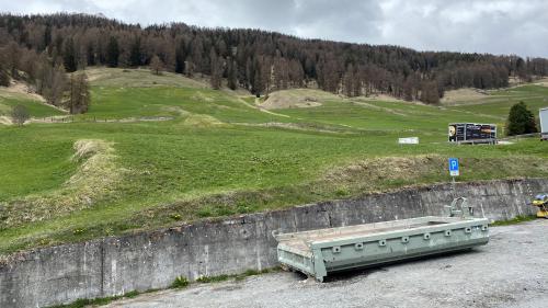 Il cumün da Scuol voul perseguitar ün proget per realisar ün hotel sün quista parcella a Ftan (fotografia: Andri Netzer).