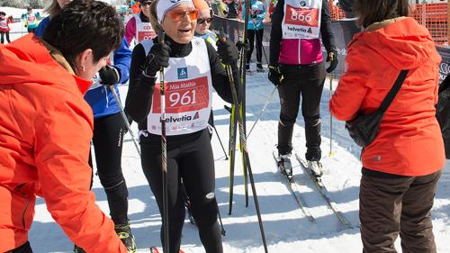 Mia Mathis aus Scuol nach ihrem Einlauf ins Ziel beim Frauenlauf (Foto: Liwia Weible).