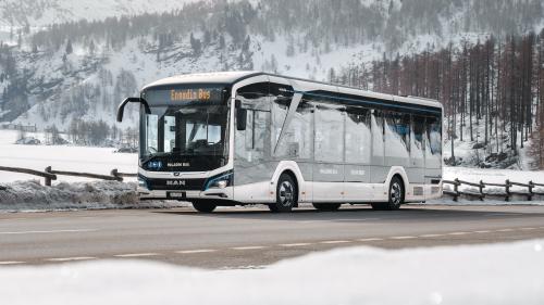 Nicht nur eine elegante Erscheinung, sondern auch ein vollwertiges Elektrofahrzeug: der Bus-Prototyp «MAN Lion’s City 12E» unterwegs im Oberengadin.
Foto: Federico Sette