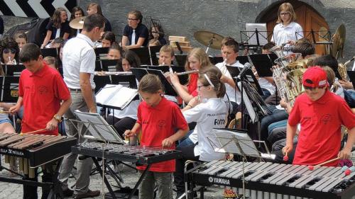 Scolaras e scolars da la Scoula da musica Engiadina Bassa/Val Müstair in plain’acziun – pro üna da las ultimas ediziuns dad «Ün cumün resuna» (fotografia: mad).