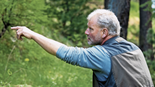 Seit mehr als 30 Jahren ist Corado Niggli Revierförster in Sils/Silvaplana. Er bestimmt, welche Bäume gefällt werden, diese werden dann gekennzeichnet. 