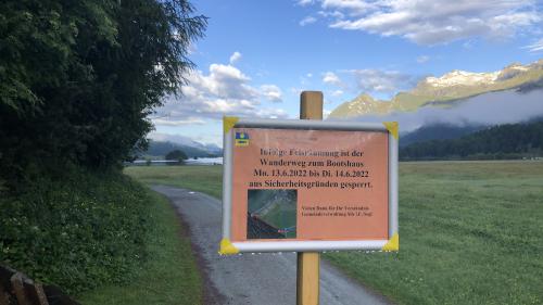 Ein viel begangener Flurweg von Sils Maria zum Bootshaus: Um weiteren Steinschlägen vorzubeugen, wurde anfangs Woche eine Felsreinigung mit Spezialisten durchgeführt. Foto: Marie-Claire Jur