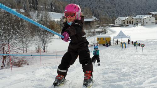 Ils uffants da Lavin han giodü quist inviern la nouva spüerta dad ün runal da skis a Lavin (fotografia: Fabian Schorta).