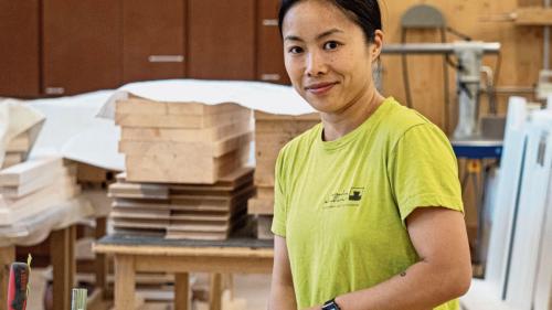 Sie kommt aus China und unterrichtete dort als Lehrerin. Im Engadin fing Jia Zhu-Mäder bei Null an. In einer Männerdomäne. Eine Ausbildung zur Schreinerin in der Lehrwerkstatt Samedan absolvierte sie mit Bravour. 	Foto: Daniel Zaugg