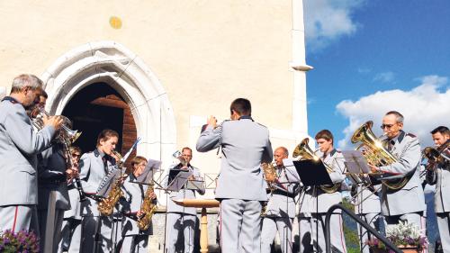 La musica da Tschlin, qua suot la bachetta da Curdin Caviezel, imbellischa adüna darcheu las festas cumünalas cun sias melodias. (fotografia: Flurin Andry)