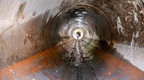 Durch diese Röhre führt ab Herbst der Weg der Fische in eine rund 70 Meter lange Fischtreppe zur Überwindung der künstlichen Wehr zur Wasserfassung der EKW in Susauna. Foto: Tiago Sousa de Almeida 