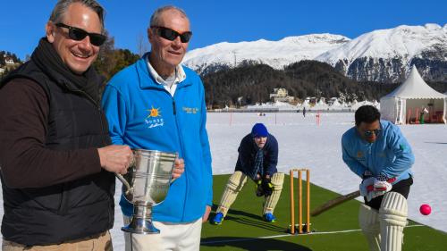 Daniel Haering (Ehrenpräsident) mit John Hallam (Präsident) halten die Trophy (Foto: fotoswiss.com/Giancarlo Cattaneo).