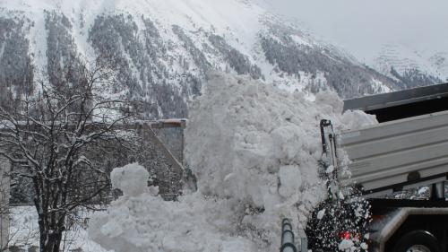 Anfang Februar dieses Jahres wurde bei Celerina Schnee in den Inn gekippt (Foto: Bernhard Jäggi).