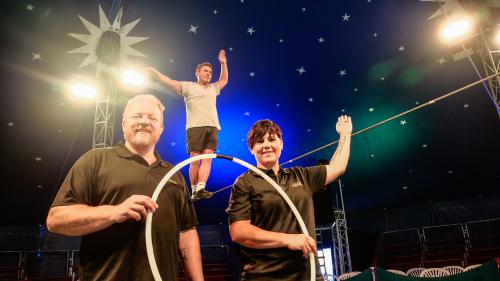 Marco und Ramona Berger haben sich 2019 den Traum eines eigenen Zirkus erfüllt, wurden aber gleich wieder von der Pandemie ausgebremst. Im Hintergrund feilt Seiltänzer Oswaldo Ramos an seiner Nummer. Foto: Jon Duschletta