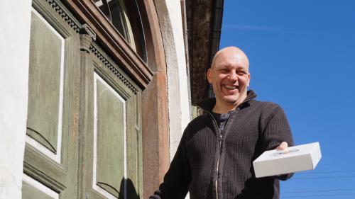 Der freischaffende Schriftsteller Tim Krohn hat sich mit seiner Familie in Sta. Maria in der Val Müstair niedergelassen. Foto: Jon Duschletta