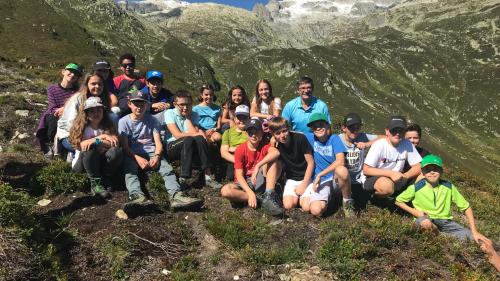 Il magister Bruno Flepp dürant ün’excursiun cun üna da sias classas da Mustér, ingio ch’el ha instrui ils ultims 39 ons (fotografia: mad)