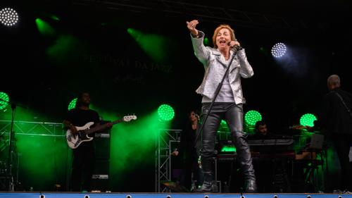 Nicht mehr ganz so wild unterwegs wie in jungen Jahren, aber ein Bühnentiger ist Gianna Nannini noch allemal. Das bewies sie am Konzert im Kulmpark, wo sie sofort den Draht zum Publikum fand.            Foto: fotoswiss.com/Giancarlo Cattaneo