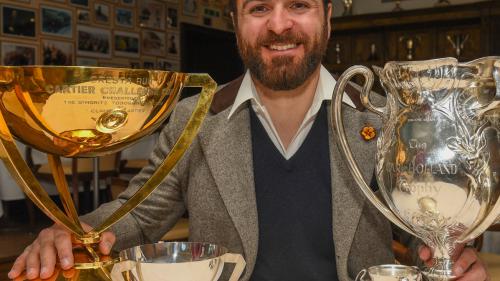 Der Olympiatelnehmer Alex Kefalas aus Champfèr mit den zwei Mega-Cups in der Sunny Bar (Foto: fotoswiss.com/Giancarlo Cattaneo).