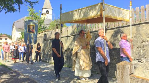 Als 19 gün ha gnü lö la processiun dal Sonch sang a Tarasp. Quista dumengia vain festagiada Nossaduonna d’avuost illa baselgia da Tarasp (fotografia: mad)