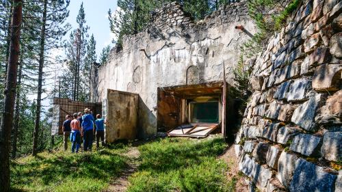 «Der grosse Festungsbunker auf Ova Spin wurde im Zweiten Weltkrieg gebaut und im Kalten Krieg als mittelalterliches Gemäuer getarnt. Keine gute Idee, laut Hans Stäbler, denn so fiel er erst recht auf. 	Foto: Jon Duschletta