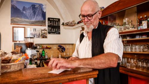 Wie einst der Vater so seit 32 Jahren auch der Sohn: Donato Salis am Tresen seiner Bar im Herzen Bondos. Foto: Jon Duschletta