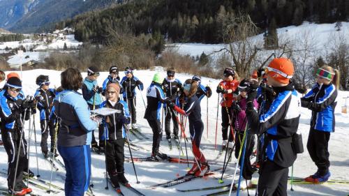 Ils uffants da l’OJ Nordic Scuol han survgni las prümas instrucziuns per la cuorsa d’orientaziun sün skis. Per far quist sport d’inviern as douvra ün equipamaint plü grond co quel per las cuorsas da stà (fotografia: Annatina Filli).