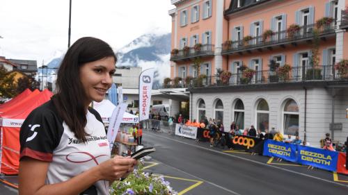 Tinetta Strimer verfolgt im Zielgelände gespannt die Zwischenzeiten ihrer Schwester Letizia Strimer. Selber starten konnte sie in diesem Jahr nicht (Foto: Nicolo Bass).