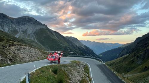 Rettungshelikopter unterhalb der Unfallstelle. Foto: Kapo
