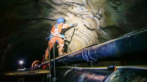 Die punktuelle Sanierung des EKW-Fensterstollens in der Val Sampuoir bedingt viel mühsame Handarbeit. Foto: Jon Duschletta