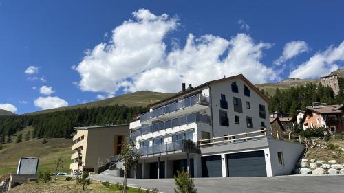 L’anteriur Hotel Wolf zieva la renovaziun. Inua cha’s rechattan hozindi las garaschas d’eira pü bod la pizzaria. L’edifizi dal White Light Alpine Chic Hotel – il proget oriund es dal Büro Mario Botta (fotografia: Martin Camichel).