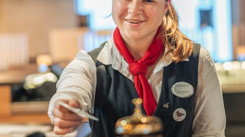 Alissa Badertscher hat im Hotel Laudinella ihre Lehre als Kauffrau absolviert. Diesen Samstag wird ihr Erlerntes in den SwissSkills auf die Probe gestellt. 
Foto: z. Vfg