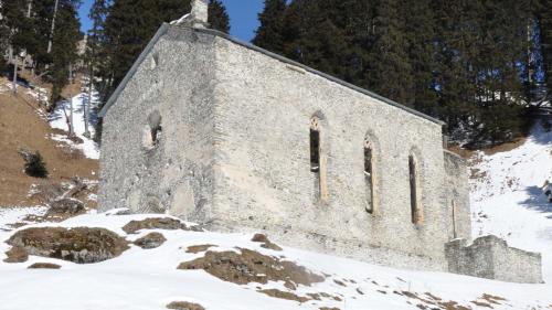 Die Kirchenruine von San Gaudenzio ob Casaccia. Das Sakralgebäude und das Hospiz sind Gegenstand einer sanften Restaurierung, die viel kostet und noch nicht abgeschlossen ist. Foto: Marie-Claire Jur