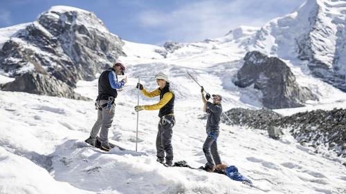 Das Setzen neuer Messstangen auf dem Vadret Pers. Geograph und Glaziologe Andreas Linsbauer, Glaziologe Matthias Huss und Romain Hugonnet, wissenschaftlicher Mitarbeiter (von links).	Foto: Keystone/Mayk Wendt