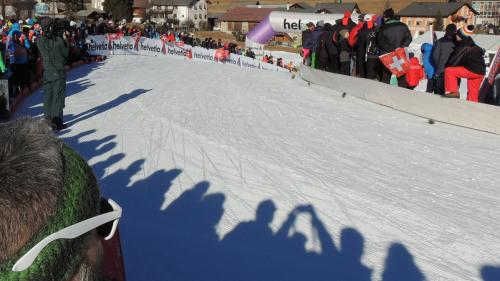 La cuorsa da passlung Tour de Ski in Val Müstair han ils respunsabels pudü far be grazcha la naiv prodütta culs chanuns da naiv (fotografia: Benedict Stecher).