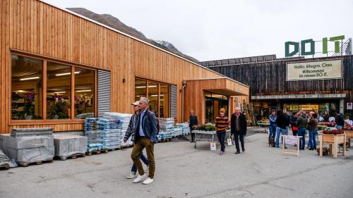 Aussenansicht des neuen Annexbaus in Punt Muragl mit dem Do It-Gartencenter. Rechts das bestehende Gebäude aus dem Jahre 2004 mit neuem Schriftzug. Foto: Jon Duschletta