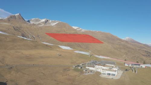 L’areal suot il Piz Champatsch (marcà cun cotschen) chi füss previs per ün grond implant fotovoltaic (fotografia: RTR).