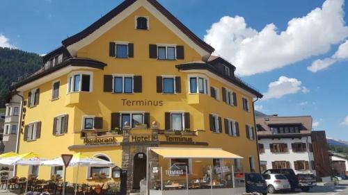 Wie RTR berichtet wurde das Hotel Terminus in Samedan an die Raiffeisenbank verkauft (Foto: RTR).