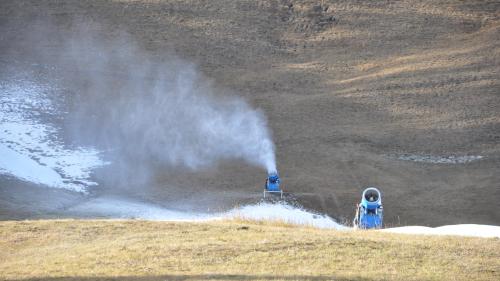 Hohe Temperaturen, fehlender Bodenfrost und spät einsetzende Beschneiung: An Talabfahrten im Skigebiet von Celerina Marguns (im Bild) oder am Corvatsch ist zurzeit noch nicht zu denken.                Foto: Marie-Claire Jur