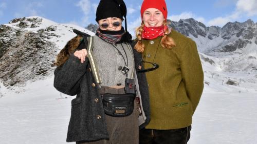 Zum Anlass passende Kleidung sorgt für authentische Stimmung an der Schmuggler-Trophy in Samnaun (Foto: Mario Curti).