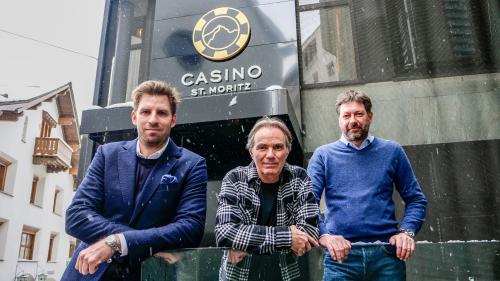 Die drei Hauptverantwortlichen des Casinos St. Moritz vor dem Casino-Eingang mit dem neuen Logo: CEO Michael Angeli (v. l.), Sozialkonzept-Verantwortlicher Franco Solinger und Geschäftsführer Oliver Hagen. 	Foto: Jon Duschletta