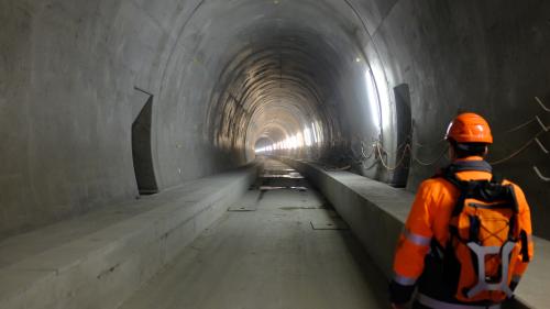 Plaunet vezza Paul Loser la glüsch a la fin dal nouv tunnel da l’Alvra (fotografia: Sandro Buchli).