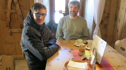 Marcel Stecher unterstützt Roland Koch für zwei Tage bei den Revisionsarbeiten in der reformierten Kirche in Santa Maria. Foto: Bettina Gugger