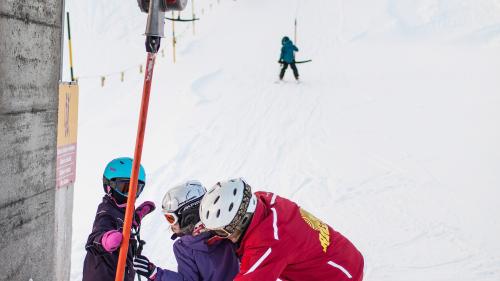 Impustüt in Engiadin’Ota vaivan magistras e magisters da skis grandas difficulteds da chatter ün dachesa temporar per quista stagiun d’inviern (fotografia: Keystone/Gaetan Bally).