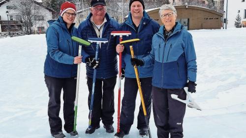 An der «Giandaplata» in Sils den letzten Schliff für Silvaplana geholt (von links): Karin, Skip Heinz, Enrico und Deti Ming, das einzige reine Familienteam an der Coppa Romana.				Foto: z. Vfg