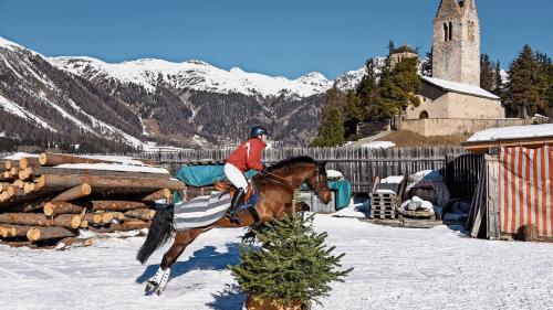 Bei der Kirche San Gian in Celerina findet das erste Springen des Horse Snow Cross statt                               Foto: z. Vfg