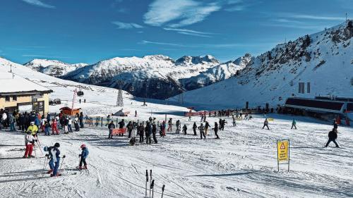 Schönes Wetter und in der Höhe gute Schneeverhältnisse sorgten für gute Zahlen in den Engadiner Skigebieten (auf dem Bild auf Marguns). Deutlich teurer geworden für die Betriebe ist hingegen der Strom. 					Foto: Reto Stifel 