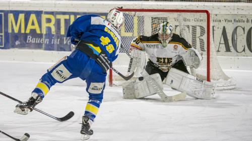 Marc Camichel trifft zum 5:2. Der Stürmer war mit 3 Toren Matchwinner für St.Moritz. Foto: Dan Zaugg