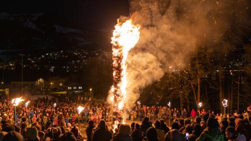 Ils uffants gronds sventuleschan las bombas e dan fö punctualmaing a las 20.00 a l’Hom Strom da Scuol (fotografia: Dominik Täuber).