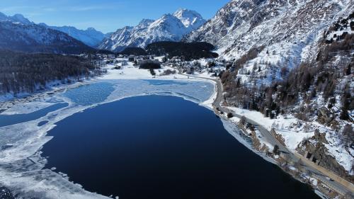 In direcziun Malögia nun es il Lej da Segl auncha dschiet tresoura. Las vschinaunchas scussaglian dad ir süls lejs pel mumaint (fotografia: ESTM).