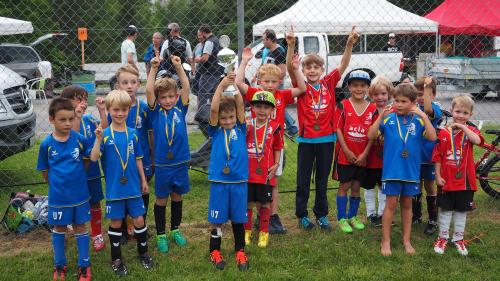 Rund 80 junge Fussballerinnen und Fussballer trainieren beim CB Scuol. Nun sollen die Eltern mehr Verantwortung übernehmen (Foto: CB Scuol).