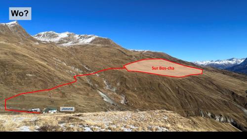 La società Scuol Solar voul realisar ün implant fotovoltaic da var 20 hectaras a Sur Bos-cha i’l territori da skis Motta Naluns a Scuol (illustraziun: Scuol Solar).