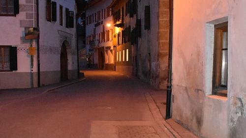 Der Unfallort: Die Via Maistra und rechts die Einfahrt der Via Dosü in Müstair. Foto: Kantonspolizei Graubünden