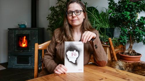 «Feuer», sagt Schriftstellerin Selma Mahlknecht, «hat etwas Archaisches, das liegt uns Menschen.» Foto: Jon Duschletta
