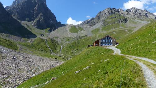 La sumbriva da la bouda chi  imnatscha. A schnestra dal Piz Buin Grond as zoppa davovart il Piz Buin Pitschen, dal qual  pudess gnir aval – in direcziun da la sumbriva – üna bouda vers la Chamonna Tuoi (fotografia: Whgler/CC-BY-SA 4.0).