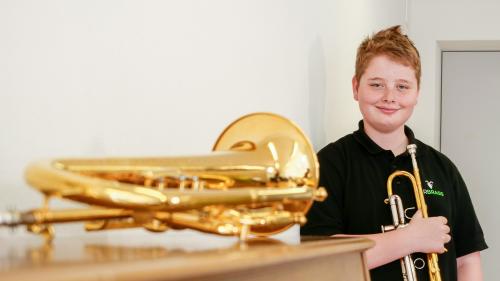 Simon Gabriel vor seiner nächsten Lektion an der Musikschule Oberengadin. Foto: Jon Duschletta